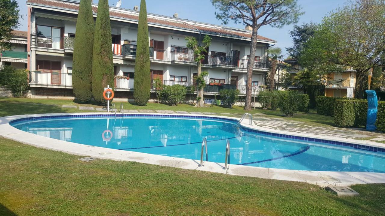 Lucky Apartment 2 Sirmione Bagian luar foto